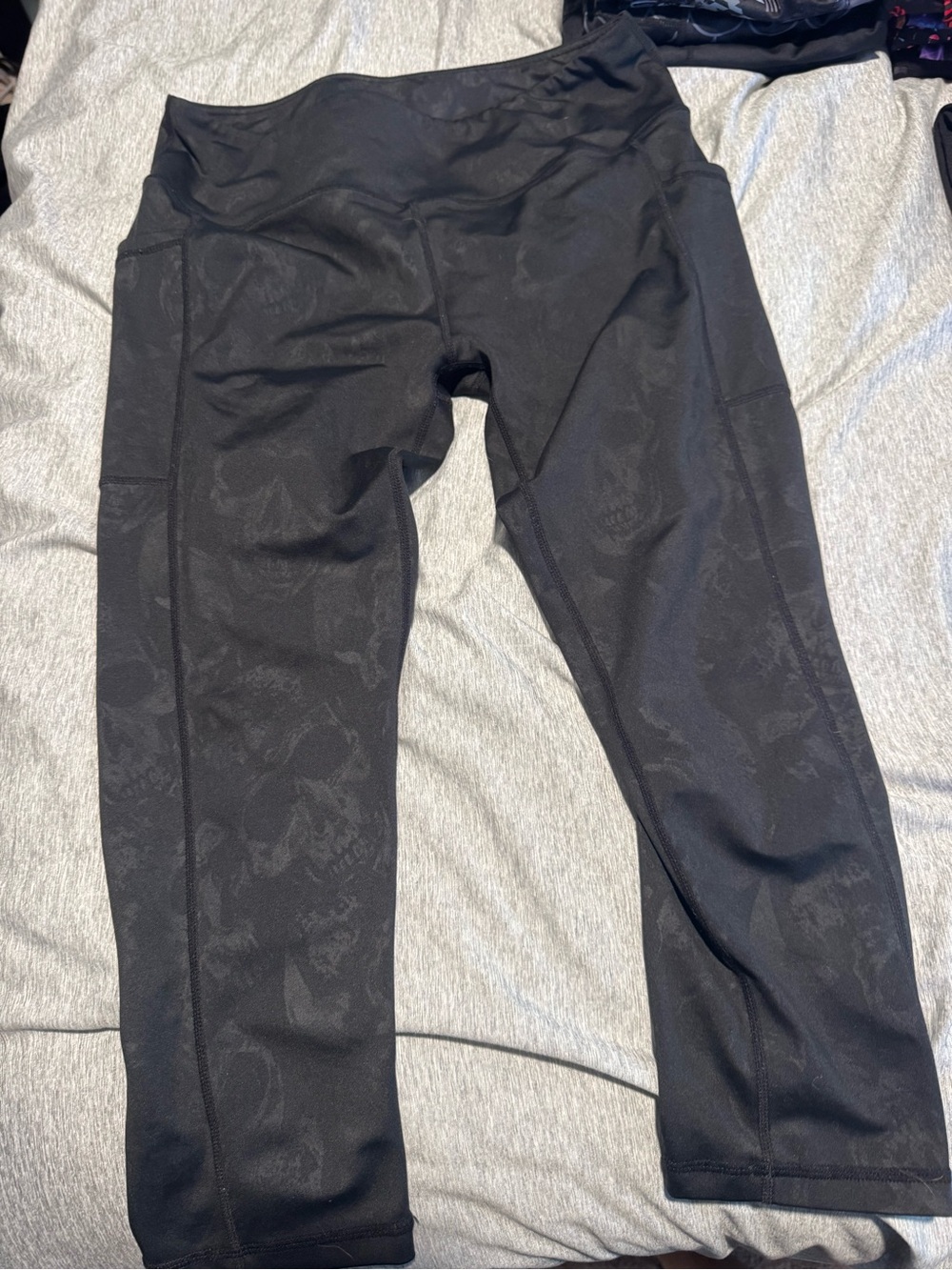 CVG Shadow Skulls Capri Leggings Size L